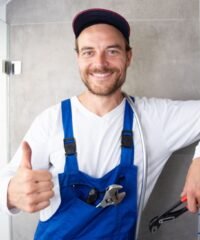 Installateur sympathisch Lachend bei der Arbeit